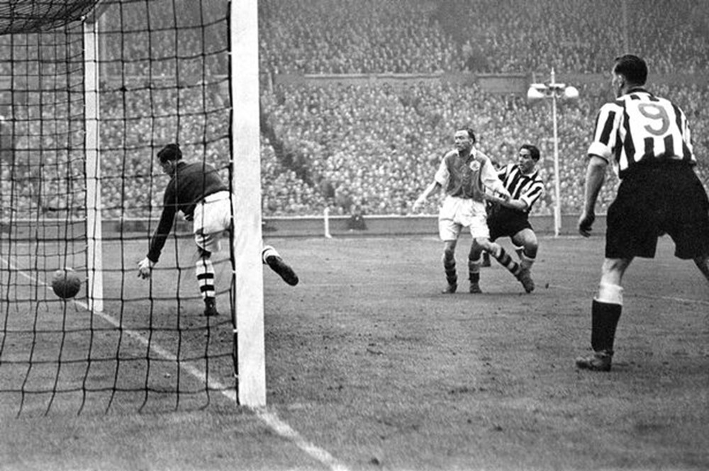 George Robledo's goal in the 1952 F.A. Cup Final