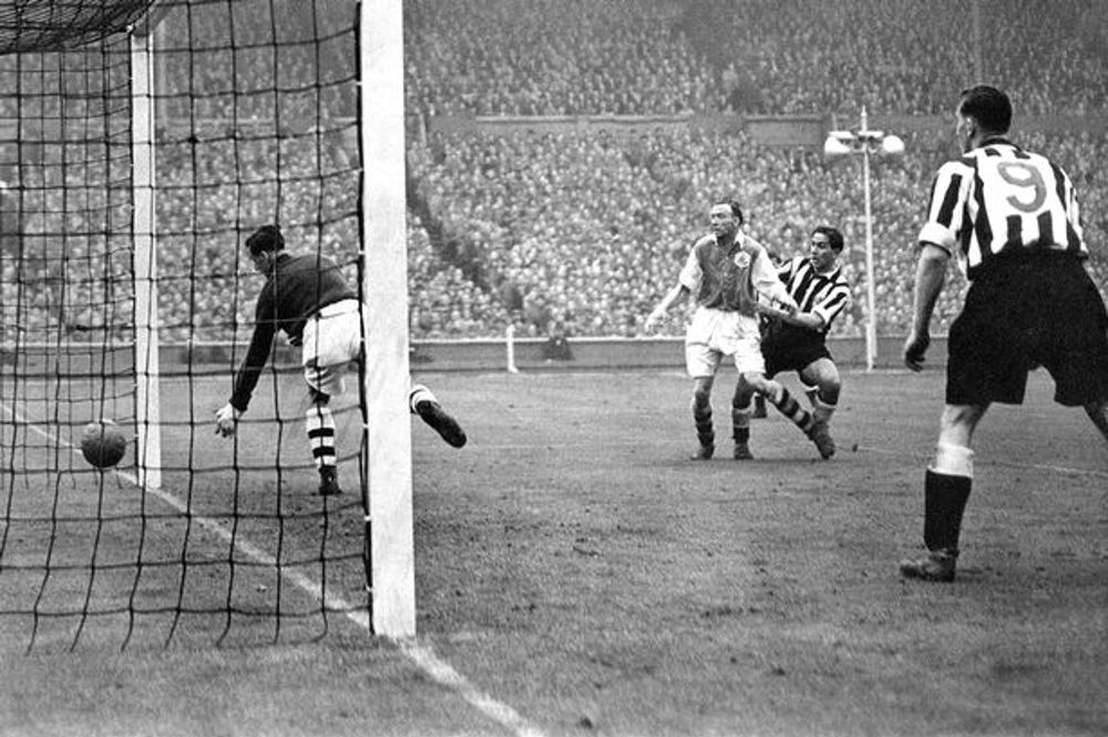 George Robledo's goal in the 1952 F.A. Cup Final